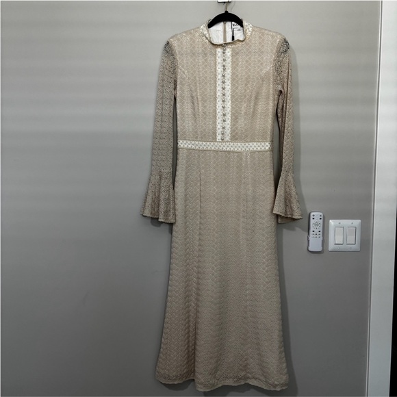 elliatt kailee ivory lacy pattern mock neck bell sleeve midi dress size M - Picture 2 of 8